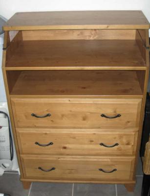 Diktad típusú pelenkázó szekrény