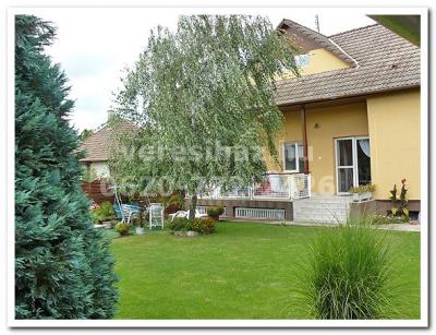 !!! Dunakeszin kertvárosban vállalkozásnak is alkalmas újszerû családi ház eladó !!! 