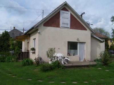 Tájvédelmi körzet határán Vácszentlászlón, aszfaltos utcában ház eladó 