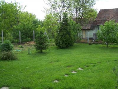 Tájvédelmi körzet határán Vácszentlászlón, aszfaltos utcában ház eladó 