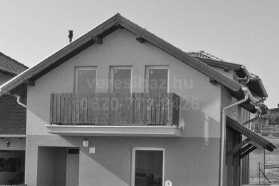 !!! Csomádon újszerû, 2009-ben átadott garázs összeköttetéses családi ház eladó !!!