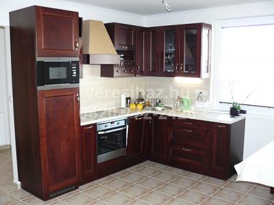 !!! Csomádon újszerû, 2009-ben átadott garázs összeköttetéses családi ház eladó !!!