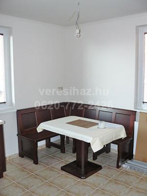 !!! Csomádon újszerû, 2009-ben átadott garázs összeköttetéses családi ház eladó !!!