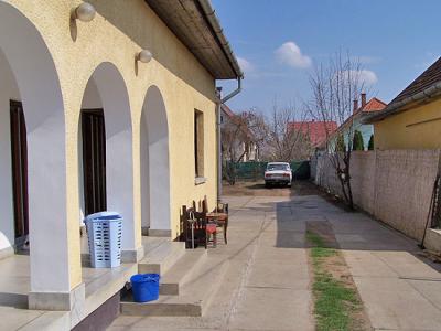 Veresegyház központi részén családi ház eladó! 