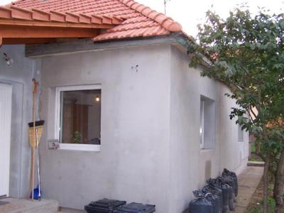 Gödöllõn két szobás családi ház kiadó!