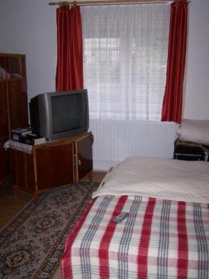 Gödöllõn két szobás családi ház kiadó!