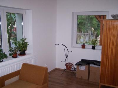 Gödöllõn két szobás családi ház kiadó!