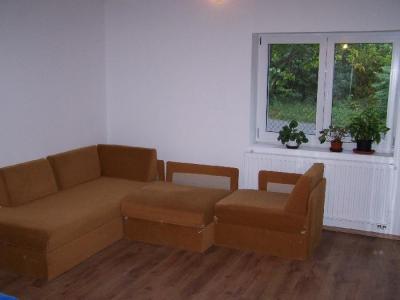 Gödöllõn két szobás családi ház kiadó!