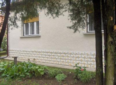 Felújított kockaház,2,5 szobás.