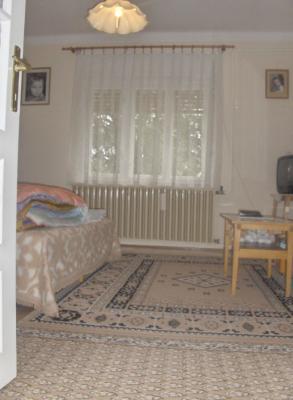 Felújított kockaház,2,5 szobás.