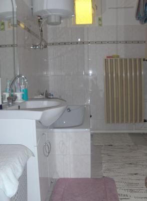 Felújított kockaház,2,5 szobás.