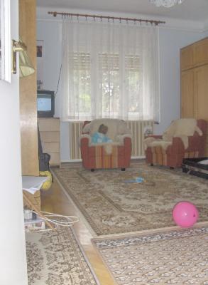 Felújított kockaház,2,5 szobás.