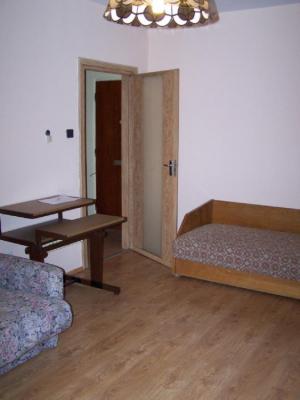 Gödöllõ központjában két szobás lakás kiadó! 