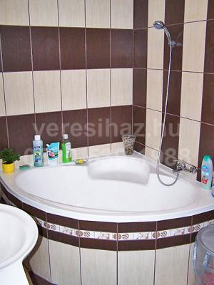 Erdõkertes nyugodt részén 2008.-ban épült családi ház eladó! 