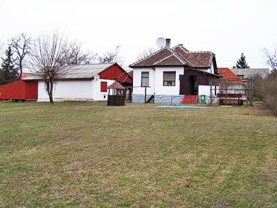 Isaszegen, Hangulatos tópart melletti családi ház eladó! 