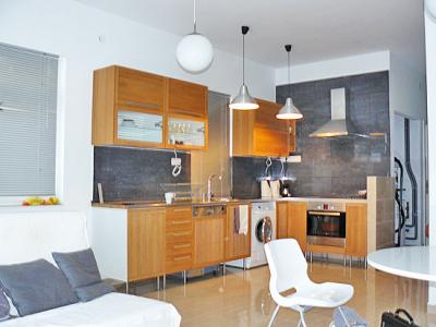 !!! Veresegyházon Ligetek térségben újszerû fedett autóbeálló összeköttetéses családi ház eladó !!! 