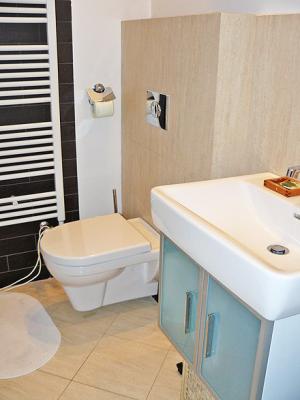 !!! Veresegyházon Ligetek térségben újszerû fedett autóbeálló összeköttetéses családi ház eladó !!! 