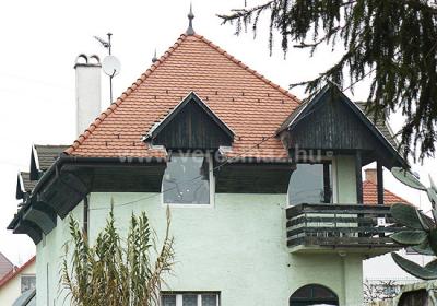 Dunakeszin Dunaparttól 1 percre, 2 generációs családi ház kis kerttel eladó