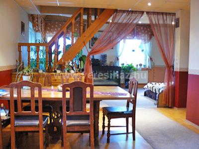 Dunakeszin Dunaparttól 1 percre, 2 generációs családi ház kis kerttel eladó