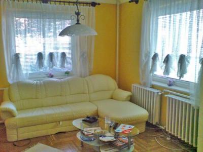 Szadán fõ út mellett, kétszintes családi ház bérbeadó!  