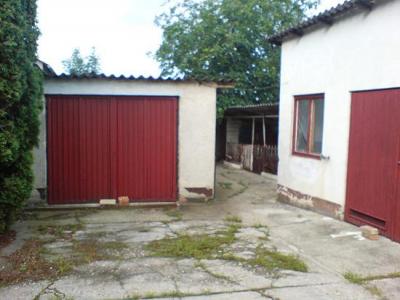 Szadán fõ út mellett, kétszintes családi ház bérbeadó!  