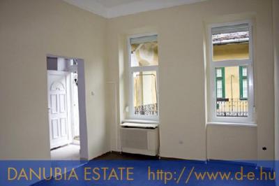 26 m2-es, felújított, emeleti garzon a Teleki László térnél