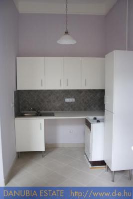 26 m2-es, felújított, emeleti garzon a Teleki László térnél