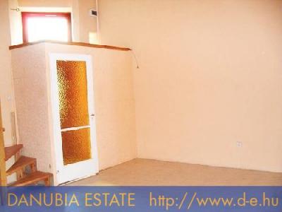 32 m2-es, emeleti garzon eladó a Lovag utcában