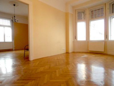 IX.ker. Bakáts téren eladó 3 szobás, erkélyes lakás