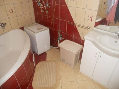 Egyszintes, kandallós, klímás, szigetelt, garázsos, kerti tavas