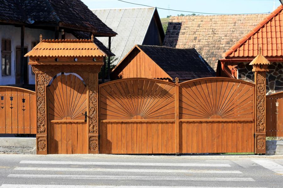 Székelykapuk, kopjafák, fafaragás, hagyományőrzés, székelytermék, domborművek.