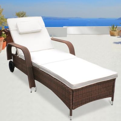 Új rattanból készült napozóágy.