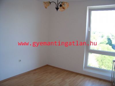 Eladó ingatlan felújított panellakás Szekszárdon a Csatári torokban  