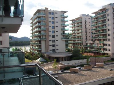 Kiadó dunai panorámás, nappali-hálós lakás Marina Parton