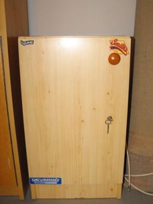 kisszekrény polcos részekkel