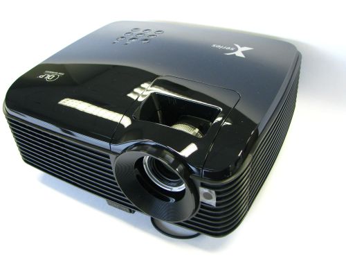 PROJEKTOR ÉS VÁSZON 24 ÓRÁRA