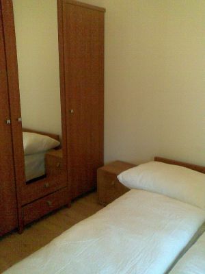 Eladó 2 szobás újszerű lakás az Operánál