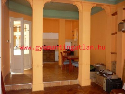 Szekszárd belvárosában polgári ház eladó