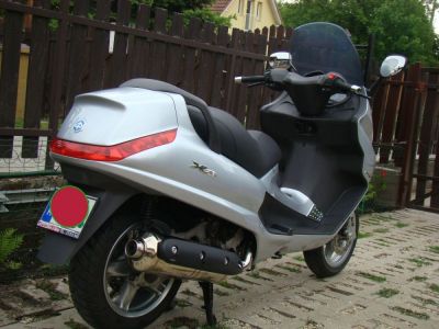 Piaggio X8/400i nagyrobogó