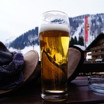 Fizetőpincér osztrák munka alpesi kötélpálya állomáson Salzburg