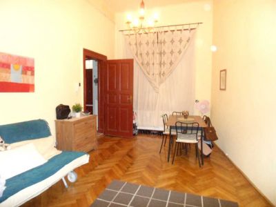 V.ker. Kígyó utcában eladó 2 szobás lakás