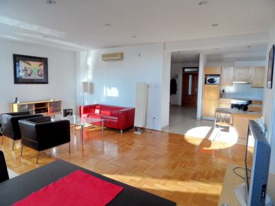 VI.ker. Jókai téren kiadó 2 szintes, berendezett lakás