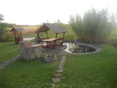 Egyszintes, kandallós, klímás, szigetelt, garázsos, kerti tavas