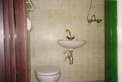 Szoba hosszabb távra saját vizesblokkal kiadó!