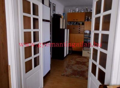 Szekszárd központi kis családi ház eladó