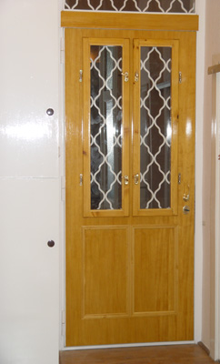 biztonsági ajtó,páncélajtó,rácsajtó,ajtórács,ablakrács,rácsablak,hevederzár,zárszerelés,gordiusz.