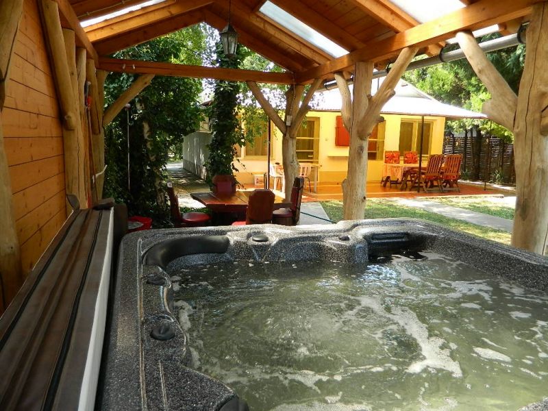 Jakuzzis klímás nyaraló kiadó közvetlen vízparton!