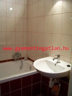 Eladó ingatlan felújított panellakás Szekszárdon a Csatári torokban  