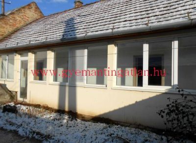 Szekszárdon 75 nm-es családi ház melléképületekkel, pincével eladó