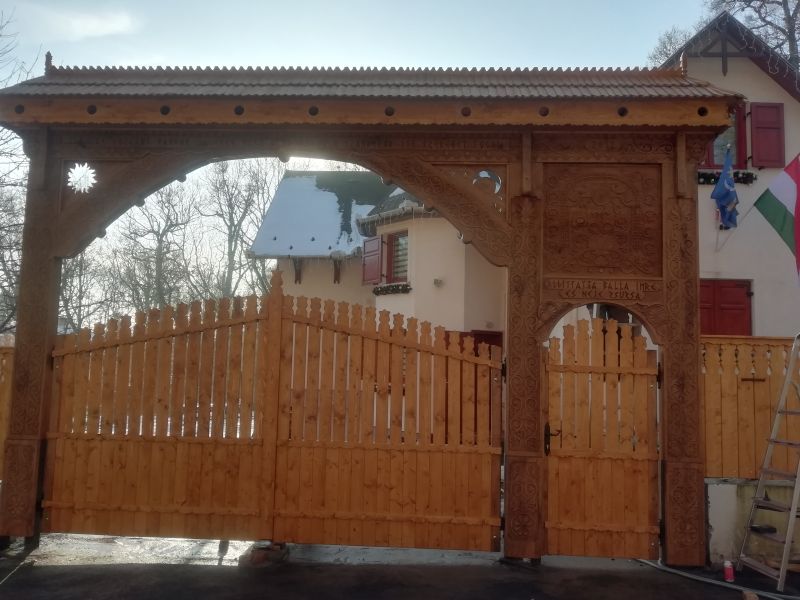  Székelykapuk, kopjafák, fafaragás,faragott bölcső, hagyományőrzés, székelytermék, dombormüvek., tor